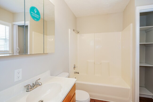 Building Photo - Bright Nashville Home with 4 Bedrooms