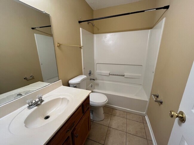 Building Photo - Renovated 3 Bedroom 2 Bath Home with 2 Car Garage for Rent!!