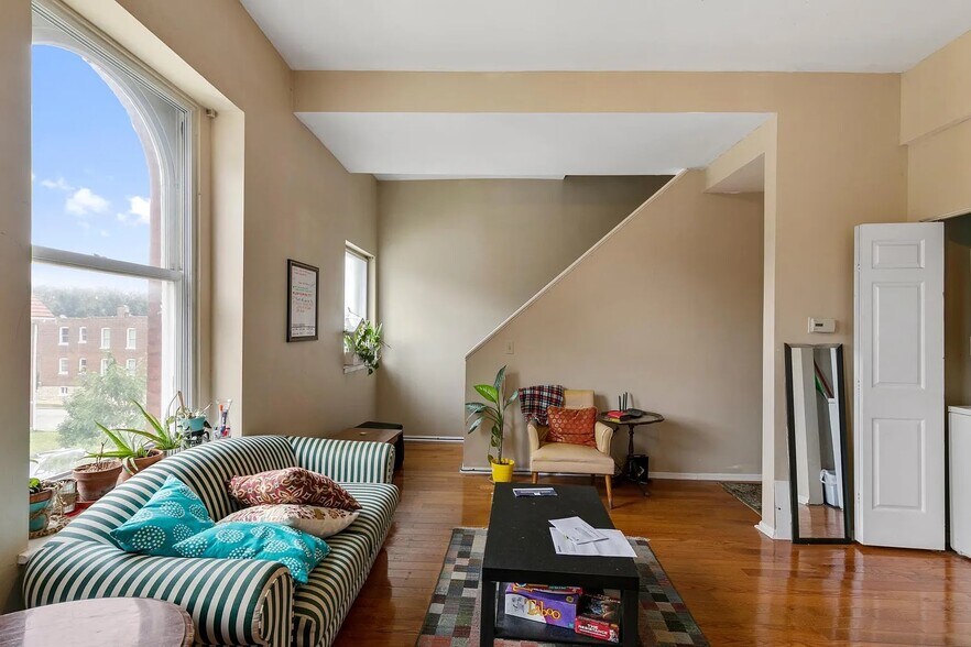 Two levels! - 4206 Castleman Ave