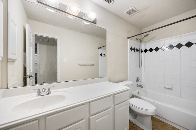 Building Photo - 15410 Redbud Dale Ct