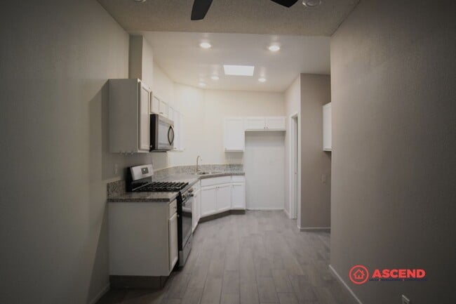 Building Photo - Apartment in Central Bakersfield!