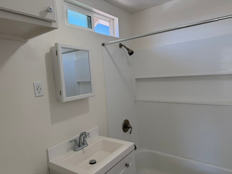 Building Photo - 826 E E St