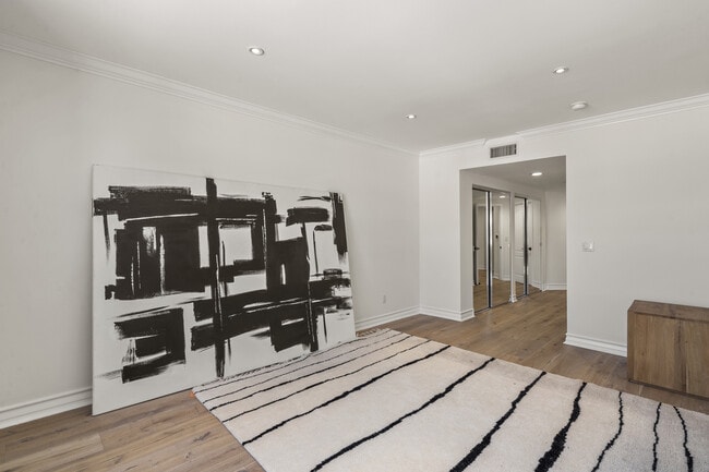 Building Photo - 122 N Clark Dr