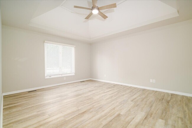 Building Photo - 38291 River Park Dr