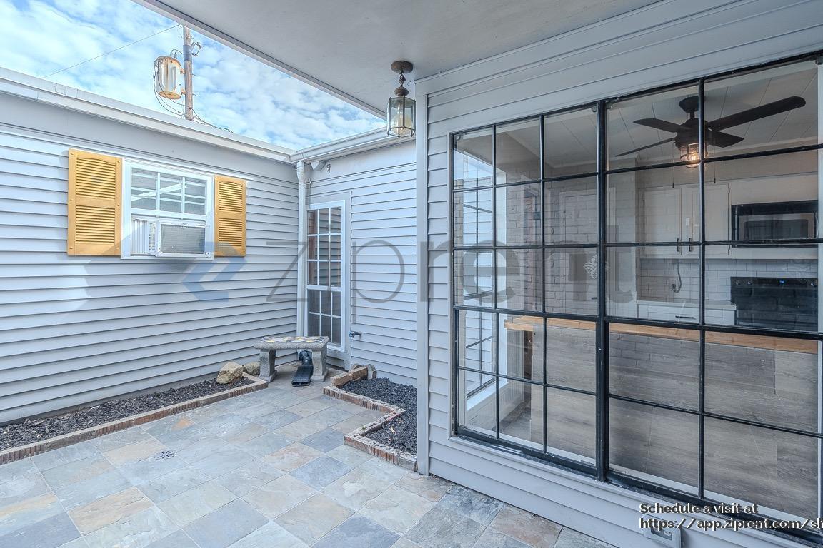 Building Photo - 2052 Lakeside Dr