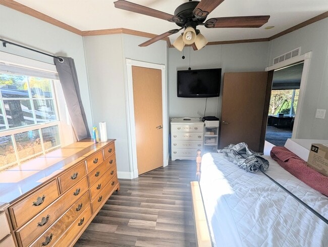 Building Photo - 43 Crestwood Dr