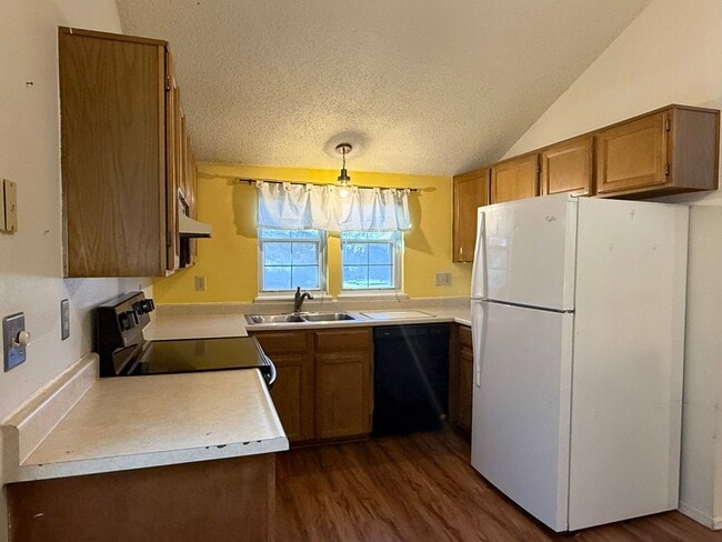 Building Photo - Open Tri-Level Townhome With Tons Of Space...