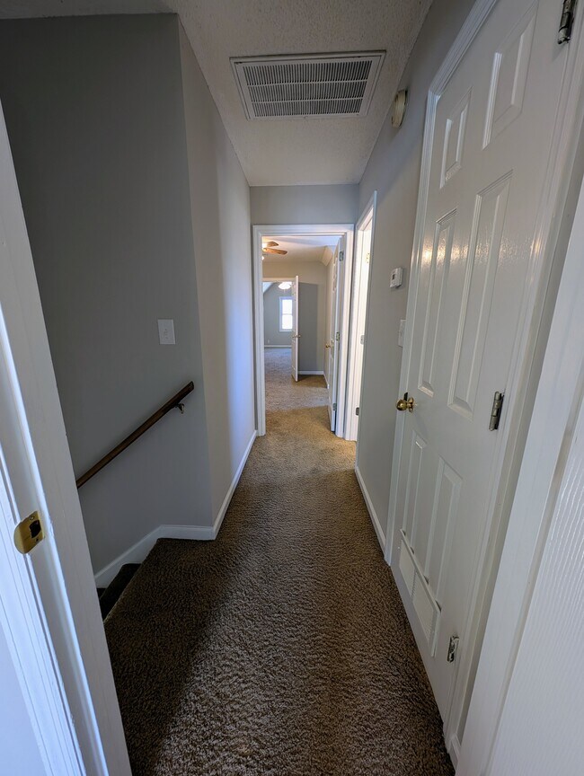 Building Photo - 124 Green Vale Dr