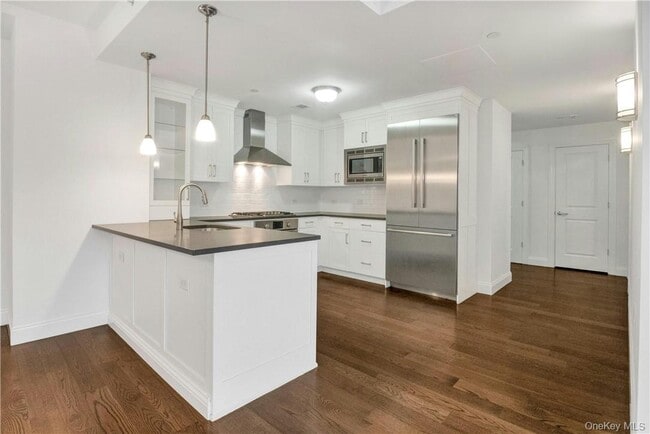 Building Photo - 10 Byron Pl