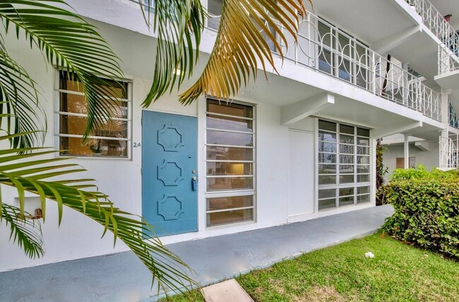 Building Photo - 2727 Yacht Club Blvd