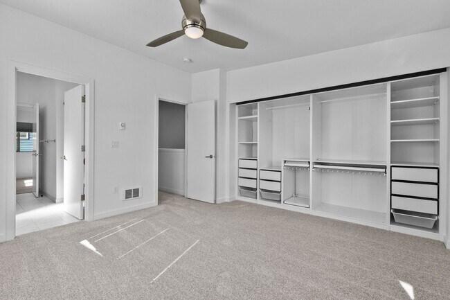 Building Photo - 3bd/1.5ba Seattle Townhouse