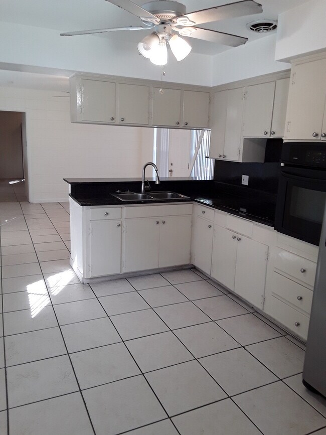 Building Photo - Three Bedroom One Bathroom House near Gulfport area.