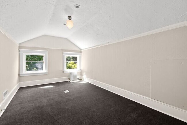 Building Photo - Stunning 1909 Craftsman w/ AC in Coveted Capitol Hill
