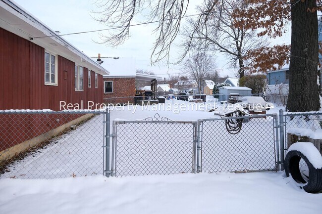 Building Photo - Charming 3 bedrooms in Rensselaer