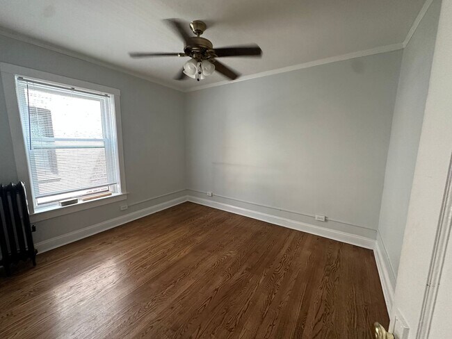 Building Photo - 1 Bedroom in Prime East Rogers Park Location Near Loyola Park & Beach!
