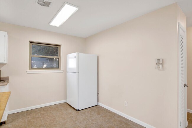 Building Photo - Renovated 3 bedroom home near UWF