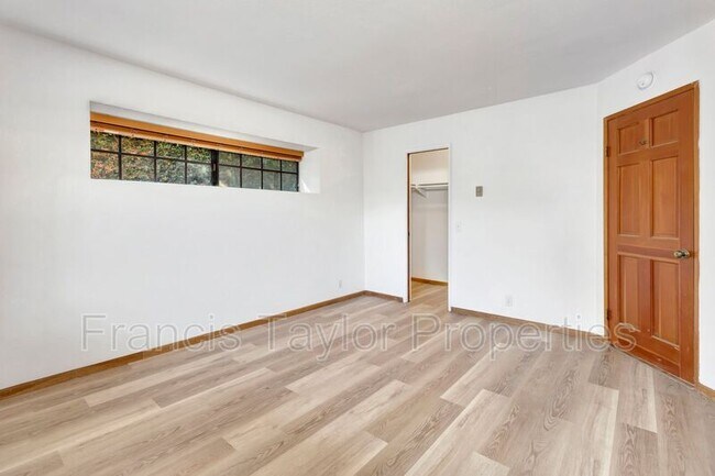 Building Photo - 8840 Villa La Jolla Dr