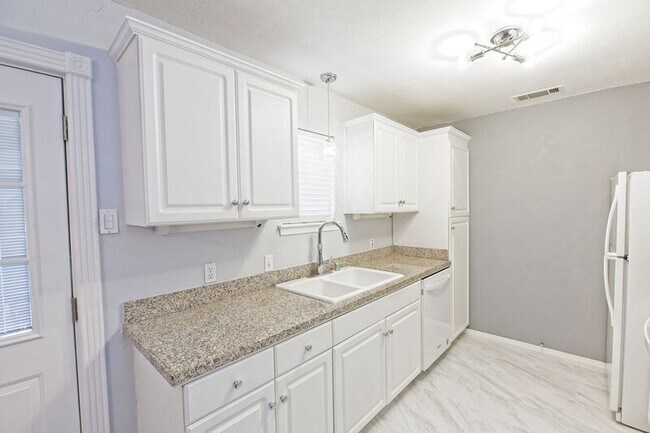 Building Photo - 10590 High Hollows Dr