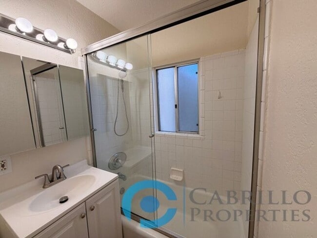 Building Photo - 2412 Chicago St