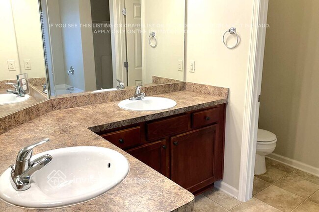 Building Photo - 2560 Freemont St