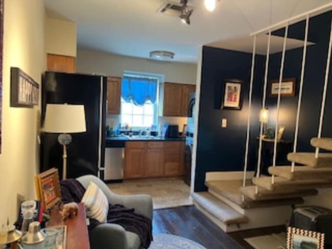 Building Photo - 301 Seattle St