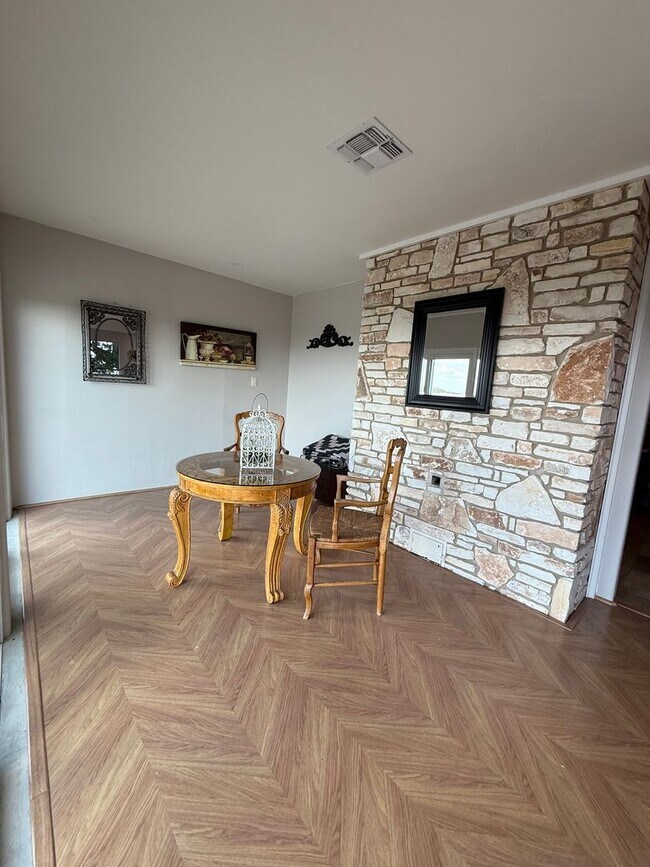 Building Photo - NEW ON MARKET
