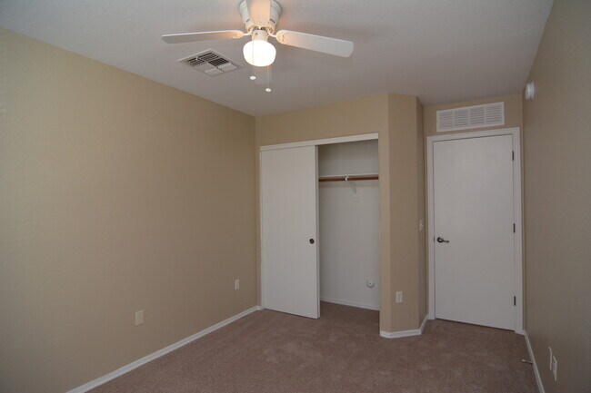 Building Photo - Well Maintained 2 Bedroom 2 Bath Home! Great South Tucson Location!