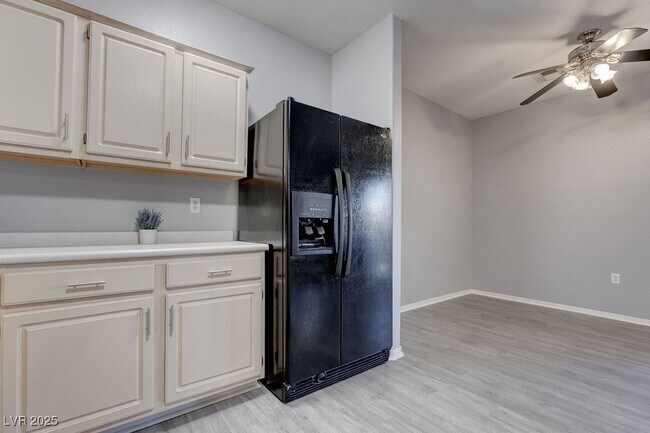 Building Photo - 855 N Stephanie St