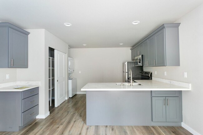 Building Photo - 927 S Cushman Ave