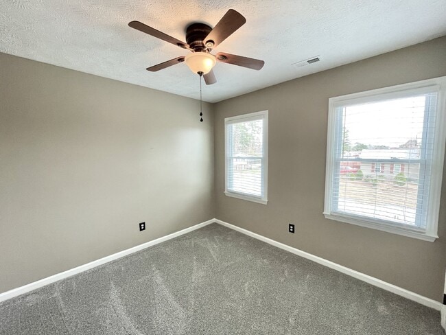 Building Photo - 3 Bed, 2 Bath Nest in Hope Mills