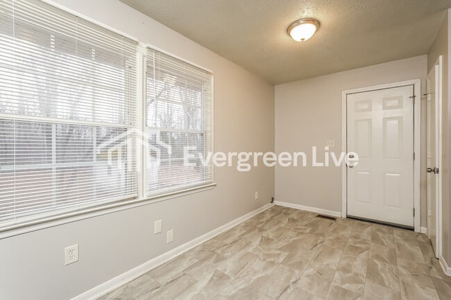 Building Photo - 1708 Cedrow Dr