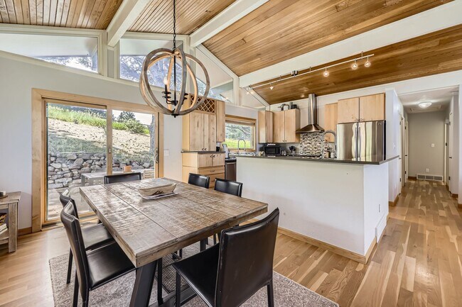 Building Photo - Stunning 4 BDR/2BA Mountain Retreat