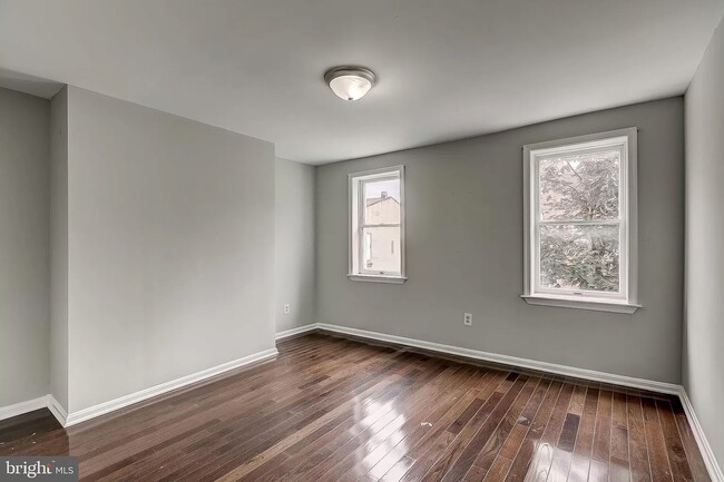 Building Photo - 915 W Lombard St