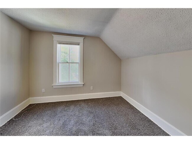 Building Photo - 303 Curtice St E