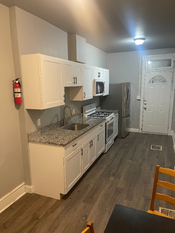 Building Photo - 1042 Pear St