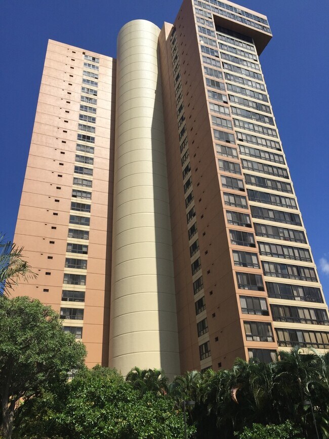 Building Photo - PLAZA LANDMARK