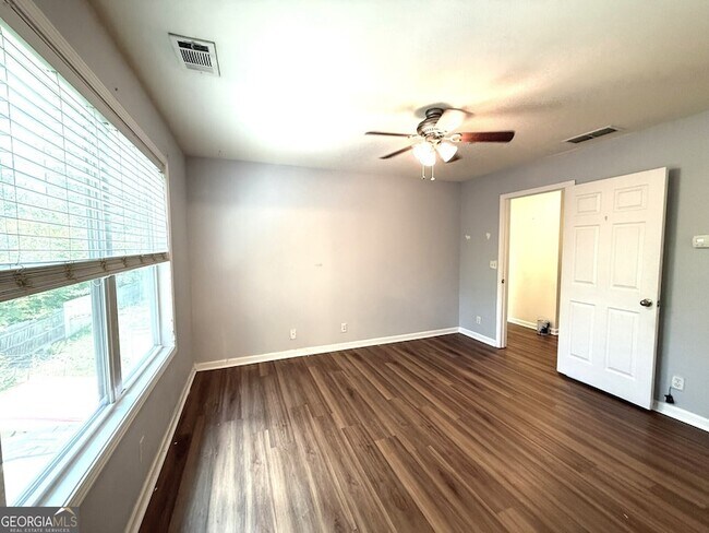 Building Photo - 207 Granite Way