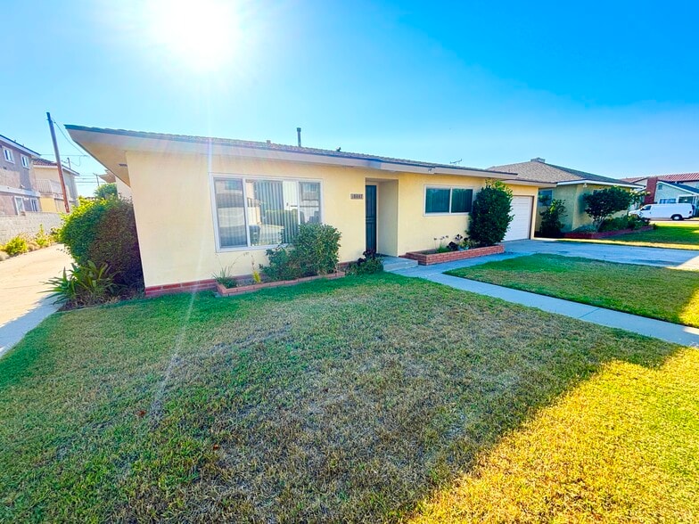 Primary Photo - 18007 Jersey Ave
