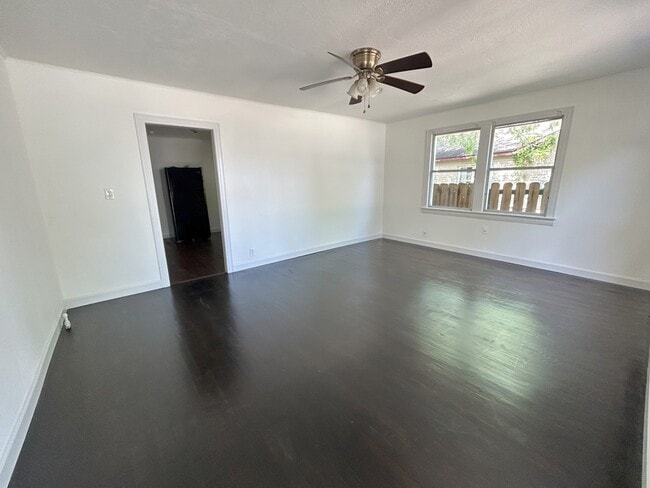 Building Photo - 607 W Center Ave