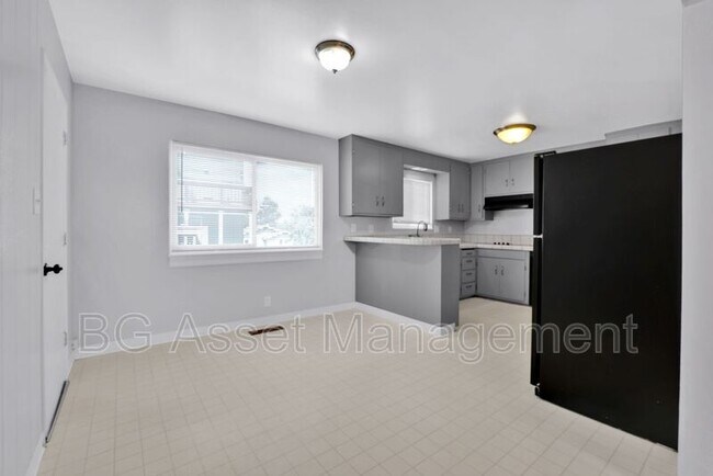 Building Photo - 6249 Highland Ave