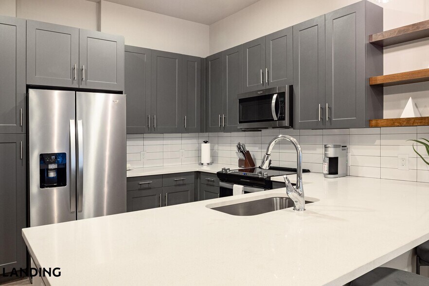 Building Photo - 415 E 2nd St S