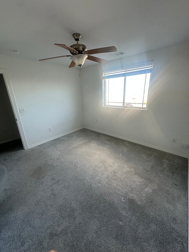 Building Photo - 1021 Lakeview Dr