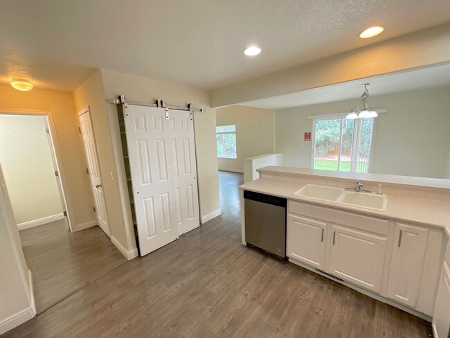 Building Photo - 3 Bedroom Home Available Near Stetson Hill...