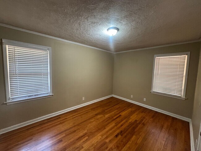 Building Photo - Brick One Level.