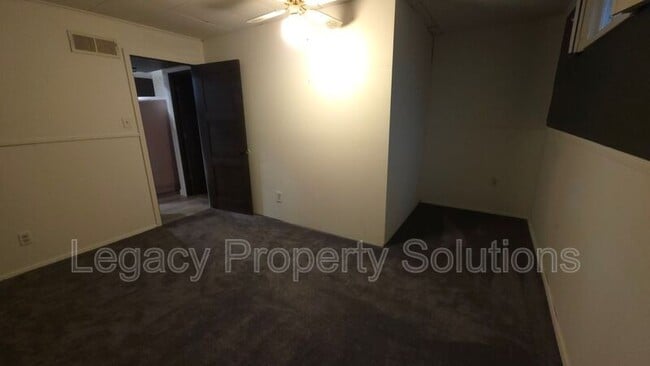 Building Photo - 926 N Mandan St