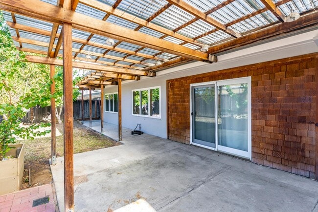Building Photo - 2577 Gonzaga St