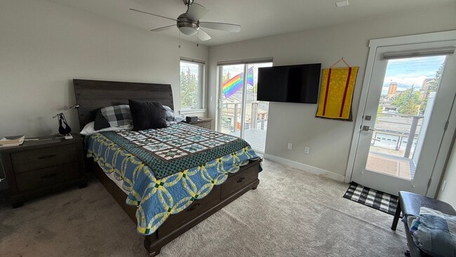 Building Photo - Upscale Furnished 2BR Townhouse in Downtow...