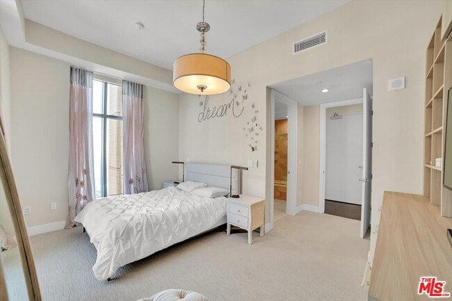 Building Photo - 10776 Wilshire Blvd