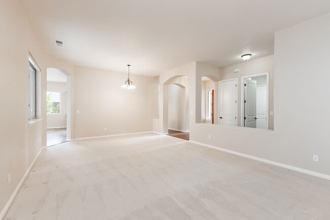 Building Photo - 4 Bedroom, 2 Bathroom Home in Timber Ridge