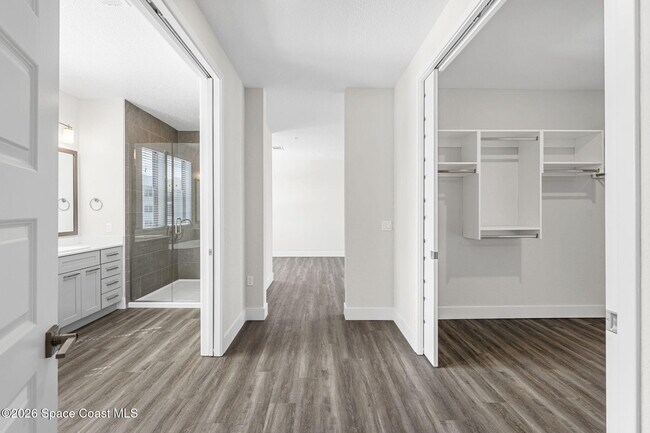 Building Photo - 8663 Ivanhoe Dr